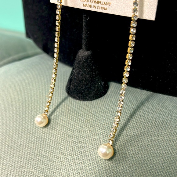 BNWT NATASHA 4” LONG THIN ROW OF CRYSTALS WITH A FAUX 6MM PEARL BOTTOM EARRINGS - Picture 4 of 6